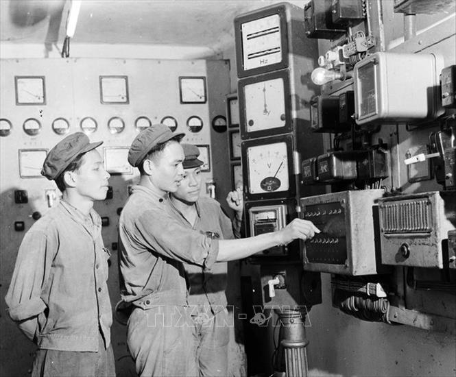 Trong giai đoạn chiến tranh phá hoại lần thứ nhất của Mỹ, công nghiệp địa phương và công nghiệp quốc phòng tăng nhanh so với trước chiến tranh. Trong ảnh: Công nhân Nhà máy Điện Yên Phụ vận hành lò máy (Tháng 9/1970). Ảnh: Trần Phác-TTXVN