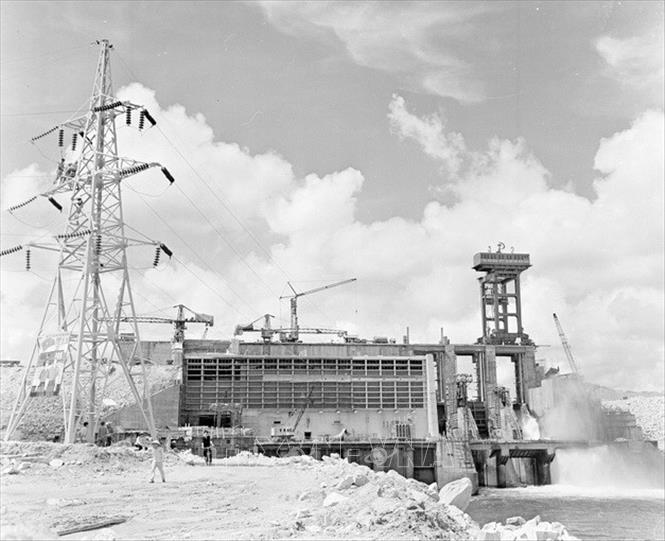 Nhà máy Thủy điện Thác Bà được khởi công xây dựng ngày 19/8/1964, đến ngày 5/10/1971 khởi động tổ máy số 1 và hòa vào lưới điện quốc gia; sau đó lần lượt các tổ máy số 2 đưa vào vận hành ngày 10/3/1972 và tổ máy số 3 vào ngày 19/5/1972. Thuỷ điện Thác Bà ban đầu có công suất lắp đặt 108 MW với 3 tổ máy, mỗi tổ máy 36MW. Năm 1978, Nhà máy được nâng cấp công suất lên thành 120MW. Trong ảnh: Công trình xây dựng nhà máy thủy điện Thác Bà giai đoạn sắp khánh thành, tháng 9/1971. Ảnh: Vũ Hanh - TTXVN