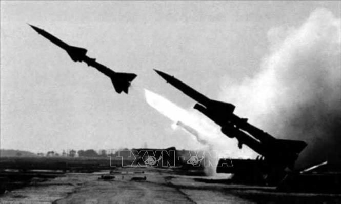 Trong cuộc chiến đấu chống chiến tranh phá hoại lần thứ hai của Mỹ (từ 6/4/1972 - 15/1/1973), quân và dân miền Bắc bắn rơi 735 máy bay, trong đó có 61 máy bay B52, 10 máy bay F111, bắn cháy và bắn bị thương 125 tàu chiến và tàu biệt kích; diệt và bắt hàng trăm giặc lái. Trong ảnh: Bộ đội Tên lửa lập nên nhiều chiến công xuất sắc, bắn rơi nhiều máy bay B52. Ảnh: TTXVN