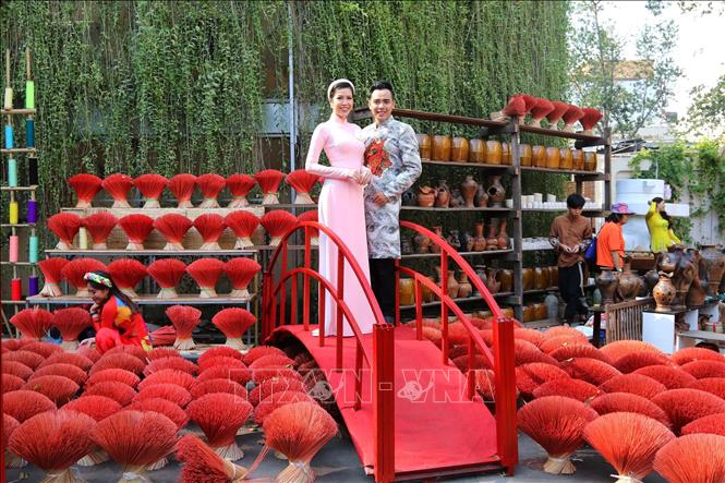 Lễ hội Tết Việt Canh Tý: Chào đón mùa xuân mới cùng với lễ hội Tết Việt Canh Tý đầy sắc màu và phong phú. Hãy xem hình ảnh và tận hưởng không khí lễ hội tràn đầy niềm vui, hạnh phúc từ những truyền thống đặc trưng của người Việt.