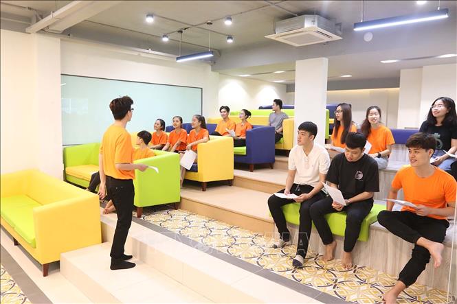 Trong ảnh: Thanh thiếu niên thành phố tham gia lớp học thanh nhạc tại “Không gian trẻ - Youth Space”. Ảnh: Thanh Vũ - TTXVN