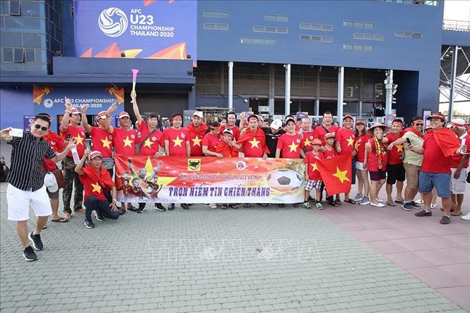 Trong ảnh: Đông đảo người hâm mộ đã có mặt tại SVĐ Buriram Stadium (Thái Lan) cổ vũ cho đội tuyển Việt Nam. Ảnh: Hoàng Linh - TTXVN
