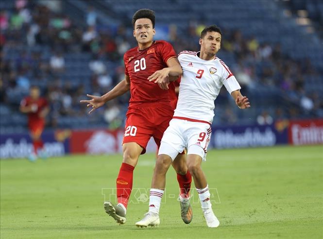 Trong ảnh: Cầu thủ số 9 đội U23 UAE nỗ lực cản phá pha bứt tốc của cầu thủ U23 Việt Nam Hoàng Việt Anh. Ảnh: Hoàng Linh - TTXVN