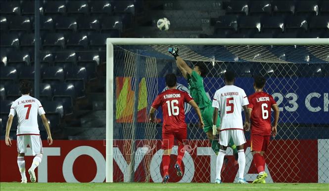 Trong ảnh: Thủ môn Bùi Tiến Dũng cản phá cú sút phạt của U23 UAE. Ảnh: Hoàng Linh - TTXVN