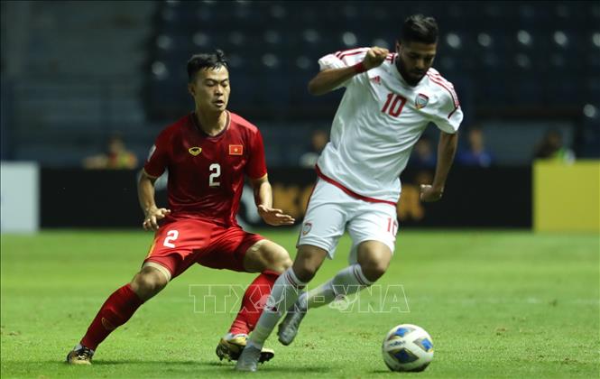 Trong ảnh: Hậu vệ Thanh Thịnh (2) theo sát cầu thủ tiền đạo UAE. Ảnh: Hoàng Linh - TTXVN
