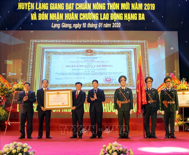 Trong ảnh: Thừa ủy quyền Chủ tịch nước, đồng chí Bùi Văn Hải - Bí thư Tỉnh ủy, Chủ tịch HĐND tỉnh Bắc Giang trao Huân chương Lao động Hạng 3 cho cán bộ và nhân dân huyện Lạng Giang. Ảnh: Đồng Thúy-TTXVN