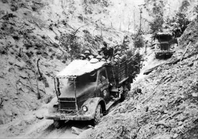 Trong ảnh: Sau 2 năm triển khai, quân ta bắt đầu thực hiện vận tải cơ giới trên tuyến đường Trường Sơn. Ảnh: Tư liệu/TTXVN