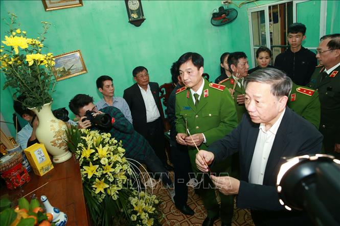 Trong ảnh: Đại tướng Tô Lâm, Bộ trưởng Bộ Công an thắp hương chia buồn sự mất mát của thân nhân Thượng tá Nguyễn Huy Thịnh. Ảnh: Doãn Tấn - TTXVN