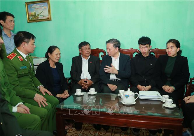 Trong ảnh: Đại tướng Tô Lâm, Bộ trưởng Bộ Công an động viên, chia buồn sự mất mát của thân nhân Thượng tá Nguyễn Huy Thịnh. Ảnh: Doãn Tấn - TTXVN
