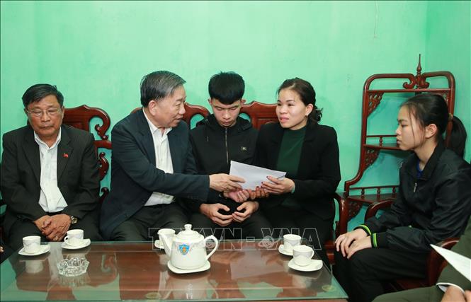 Trong ảnh: Đại tướng Tô Lâm, Bộ trưởng Bộ Công an động viên, chia buồn sự mất mát của thân nhân Thượng tá Nguyễn Huy Thịnh. Ảnh: Doãn Tấn - TTXVN