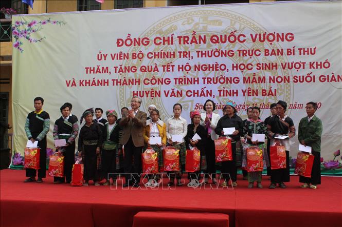 Trong ảnh: Thường trực Ban Bí thư Trần Quốc Vượng cùng lãnh đạo tỉnh Yên Bái tặng quà cho các hộ nghèo, hộ gia đình chính sách tại 2 xã Nậm Lành, Suối Giàng, huyện Văn Chấn (Yên Bái). Ảnh: TTXVN phát