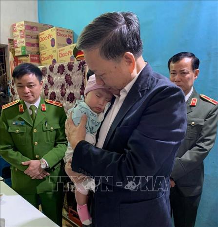 Trong ảnh: Đại tướng Tô Lâm, Bộ trưởng Bộ Công an bế cháu bé, con gái 6 tháng tuổi của Trung úy Phạm Công Huy. Ảnh: Bộ Công an/TTXVN phát