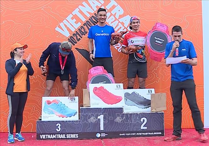 Trong ảnh: Vận động viên Trần Duy Quang (đứng giữa) giành giải Nhất ở cự ly 70km nam. Ảnh: TTXVN phát