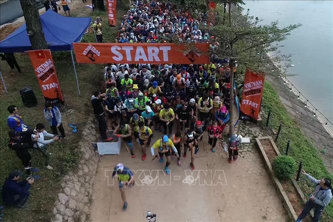 Trong ảnh: Các vận động viên xuất phát ở cự lý 70km tại khu vực rừng thông bản Áng, xã Đông Sang, huyện Mộc Châu, tỉnh Sơn La. Ảnh: TTXVN phát