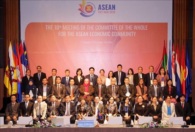 Photo: Representatives of ASEAN countries and organisations pose for a group photo. VNA Photo: Trần Việt