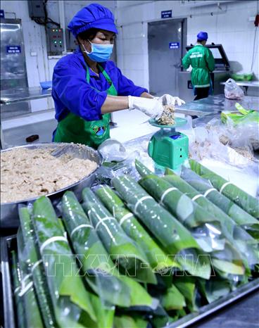 Trong ảnh: Sản xuất sản phẩm giò, chả tại xưởng chế biến của Hợp tác xã Hoàng Long. Ảnh: Vũ Sinh - TTXVN