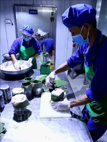 Trong ảnh: Sản xuất sản phẩm giò, chả tại xưởng chế biến của Hợp tác xã Hoàng Long. Ảnh: Vũ Sinh - TTXVN
