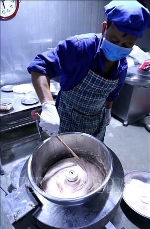 Trong ảnh: Sản xuất sản phẩm giò, chả tại xưởng chế biến của Hợp tác xã Hoàng Long. Ảnh: Vũ Sinh - TTXVN
