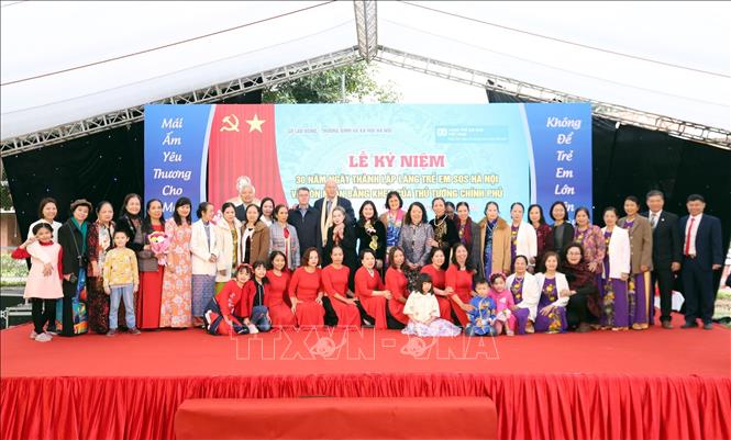 Trong ảnh: Các đại biểu chụp ảnh chung cùng cán bộ và các mẹ, các con Làng trẻ em SOS Hà Nội tại Lễ kỷ niệm. Ảnh: Anh Tuấn – TTXVN
