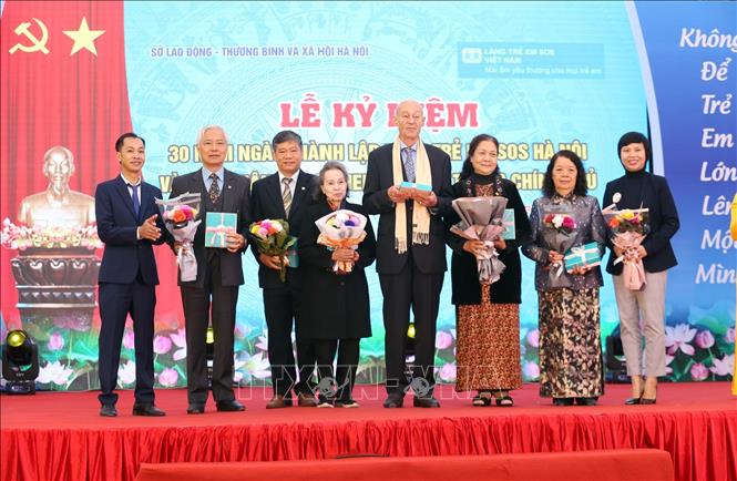 Trong ảnh: Ông Helmut.Kutin – Nguyên Chủ tịch SOS Quốc tế, Chủ tịch danh dự Làng trẻ em SOS Quốc tế và các cán bộ nguyên là Giám đốc của Làng trẻ em SOS Hà Nội. Ảnh: Anh Tuấn – TTXVN