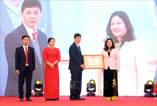 Trong ảnh: Thứ trưởng Bộ Lao động – Thương binh và Xã hội Nguyễn Thị Hà, Chủ tịch Làng trẻ em SOS Việt Nam trao Bằng khen của Thủ tướng Chính phủ cho tập thể Làng trẻ em SOS Hà Nội. Ảnh: Anh Tuấn – TTXVN