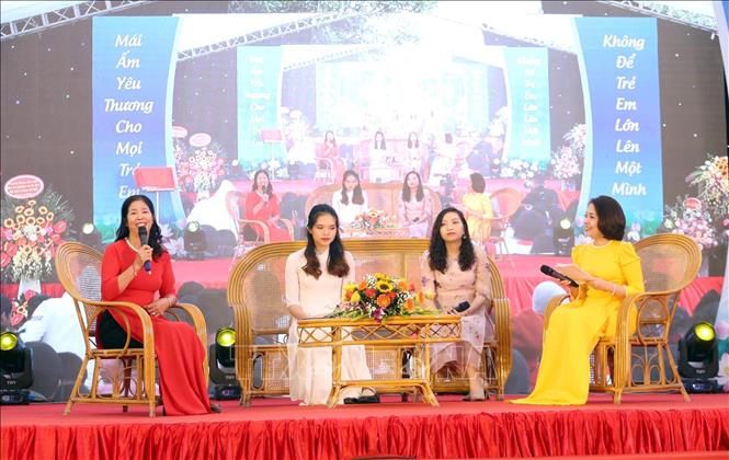 Trong ảnh: Mẹ Khuất Thị Lợi – bà mẹ nhà B7 (mang tên Hoa Loa Kèn) chia sẻ, giao lưu tại phần Tọa đàm: “Mái ấm yêu thương cho mọi trẻ em” trong Lễ kỷ niệm. Ảnh: Anh Tuấn – TTXVN