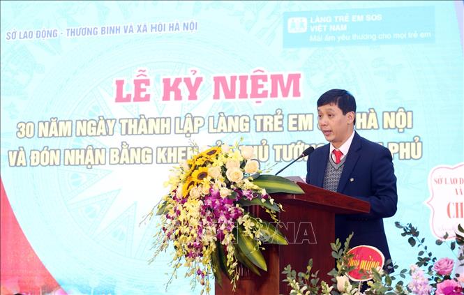 Trong ảnh: Giám đốc Làng trẻ em SOS Hà Nội Nguyễn Văn Sinh báo cáo quá trình xây dựng và phát triển của Làng tại Lễ kỷ niệm. Ảnh: Anh Tuấn – TTXVN