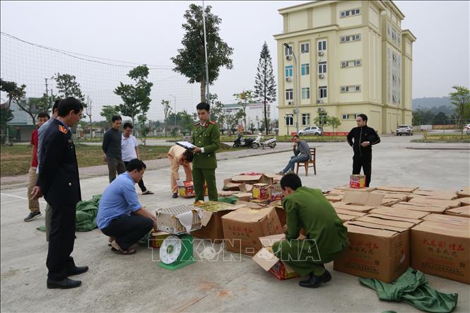 Trong ảnh: Gần 1,1 tấn pháo nổ vận chuyển trái phép bị cơ quan chức năng bắt giữ. Ảnh: TTXVN phát