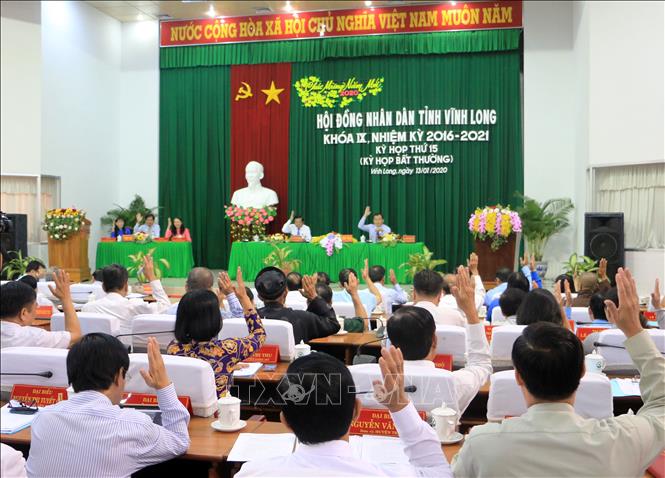 Trong ảnh: Đại biểu biểu quyết thông qua các Nghị quyết tại kỳ họp. Ảnh: Phạm Minh Tuấn-TTXVN