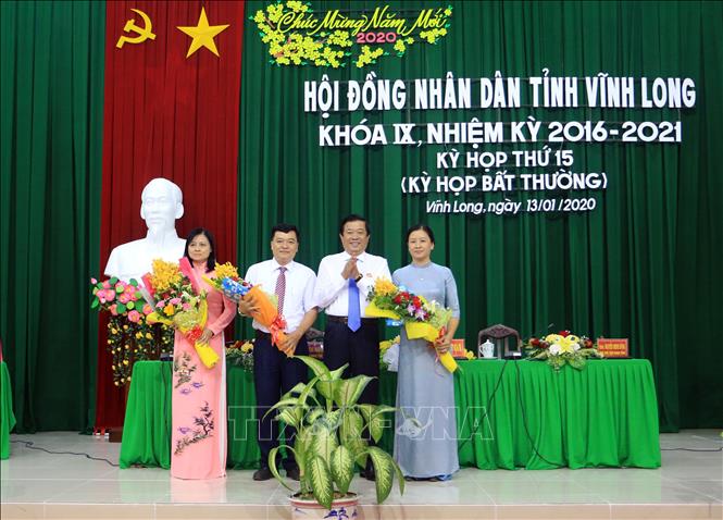 Trong ảnh: Phó Bí thư thường trực Tỉnh ủy, Chủ tịch HĐND tỉnh Vĩnh Long Bùi Văn Nghiêm tặng hoa chúc mừng các đồng chí được bầu làm Ủy viên UBND tỉnh Vĩnh Long . Ảnh: Phạm Minh Tuấn-TTXVN