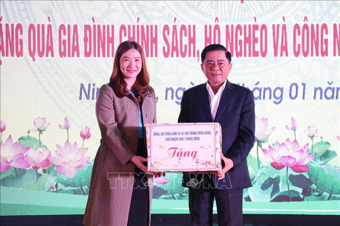 Trong ảnh: Đồng chí Trần Cẩm Tú trao quà tặng cho Công ty TNHH Giày Adora Việt Nam. Ảnh: Đức Phương - TTXVN