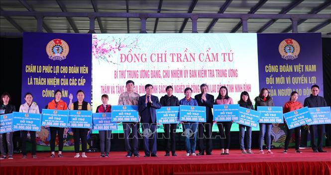 Trong ảnh: Ban tổ chức trao biển tượng trưng hỗ trợ xây dựng nhà mái ấm công đoàn. Ảnh: Đức Phương - TTXVN