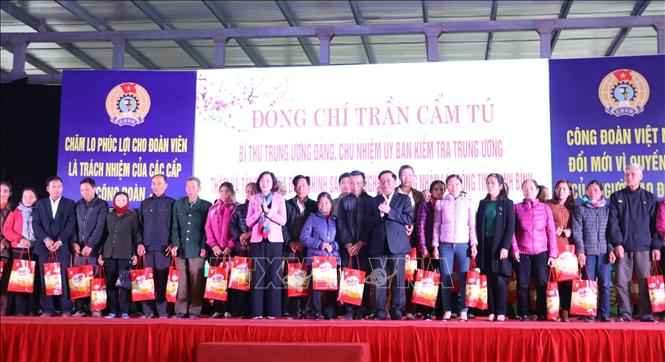 Trong ảnh: Trao quà tặng các gia đình chính sách, gia đình có hoàn cảnh khó khăn. Ảnh: Đức Phương - TTXVN