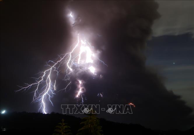Trong ảnh: Núi lửa Taal ở Tagaytay, Philippines hoạt động ngày 12/1/2020. Ảnh: THX/TTXVN