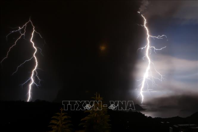 Trong ảnh: Sét núi lửa Taal xuất hiện ở Tagaytay, Philippines, dấu hiệu về một đợt phun trào mới, ngày 12/1/2020. Ảnh: THX/TTXVN
