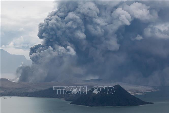 Trong ảnh: Núi lửa Taal ở Tagaytay, Philippines phun tro bụi ngày 13/1/2020. Ảnh: THX/TTXVN