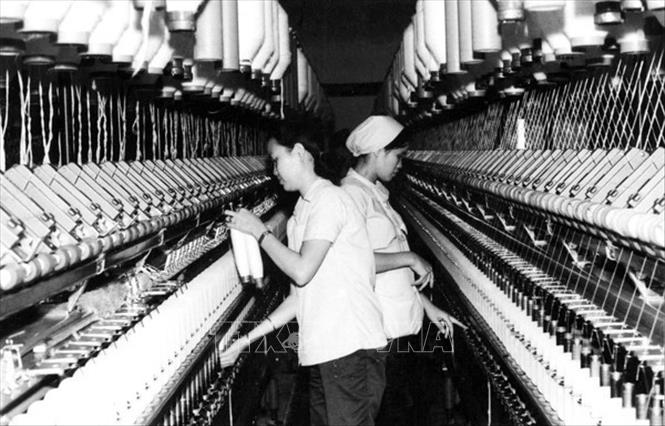 Thành ủy thành phố Hồ Chí Minh đã tập trung giải quyết nhiều vấn đề cấp bách, đặc biệt là khôi phục sản xuất và ổn định tình hình kinh tế - xã hội sau chiến tranh. Trong ảnh: Công nhân xưởng dệt Vinatexco chủ động khôi phục lại sản xuất từ tháng 10/1975. Ảnh: Tư liệu/TTXVN phát