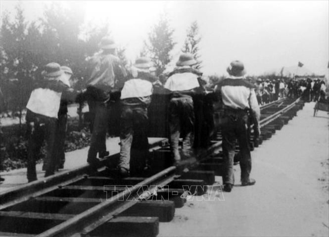 Trong ảnh: Bộ đội binh đoàn Trường Sơn tham gia khôi phục tuyến đường sắt Bắc - Nam, năm 1976. Ảnh: Tư liệu/TTXVN phát