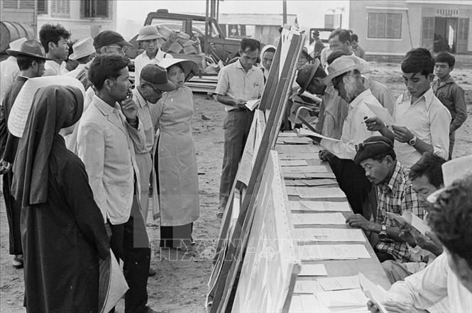 Trong ảnh: Cử tri huyện Ninh Sơn, tỉnh Thuận Hải (nay thuộc tỉnh Ninh Thuận) đi bỏ phiếu bầu Quốc hội thống nhất năm 1976. Ảnh: TTXVN 