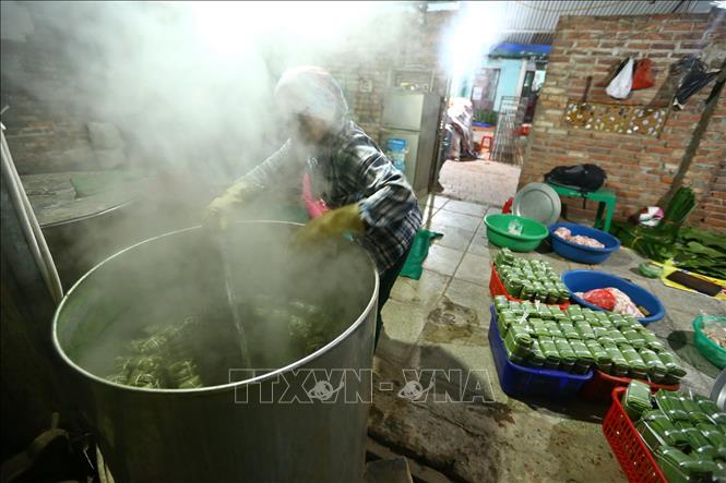 Trong ảnh: Bánh chưng sẽ được luộc trong thời gian từ 6 đến 8 giờ. Ảnh: Minh Quyết - TTXVN