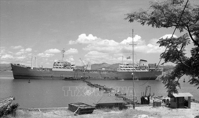 Trong ảnh: Tàu chở dầu 12.000 tấn cập bến Hòn Gai (7/1976). Ảnh: Minh Đạo - TTXVN