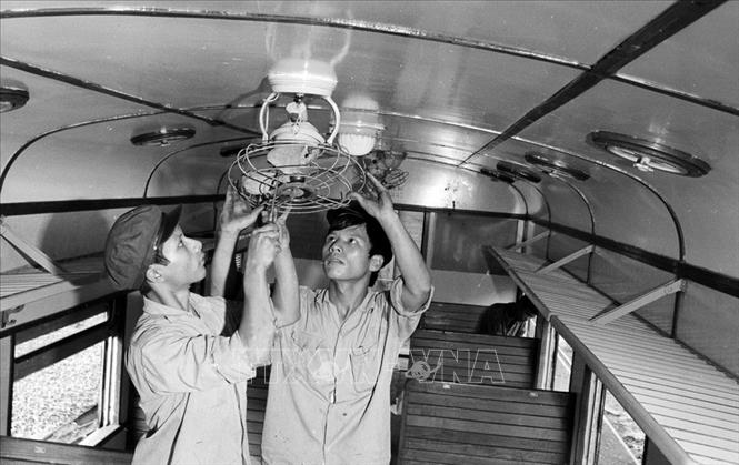 Trong ảnh: Công nhân Đoạn toa xe Hà Nội hoàn chỉnh toa xe phục vụ đường sắt Thống Nhất (9/1976). Ảnh: Kim Hùng - TTXVN