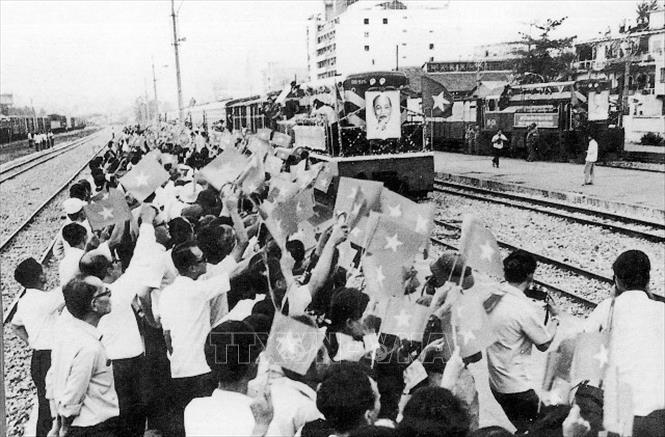 Trong ảnh: Đoàn tàu khánh thành tuyến Đường sắt Thống nhất đến Ga Sài Gòn ngày 4/1/1977. Ảnh: TTXVN