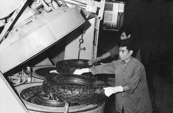 Trong ảnh: Sản xuất lốp ô tô tại Nhà máy cao su Sao Vàng (1977). Ảnh: Văn Thái - TTXVN
