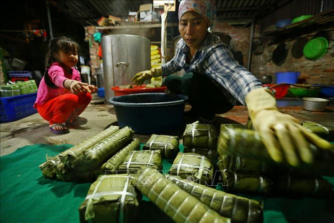 Trong ảnh: Bánh chưng sẽ được luộc trong thời gian từ 6 đến 8 giờ. Ảnh: Minh Quyết - TTXVN