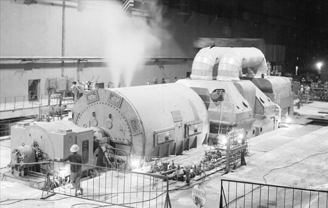 Trong ảnh: Ngày 19/10/1983, nhà máy nhiệt điện Phả Lại cho chạy thử đồng bộ không tải tổ máy số 1 nhà máy nhiệt điện Phả Lại, đạt các thông số kỹ thuật (1983). Ảnh: Cẩm Bình – TTXVN