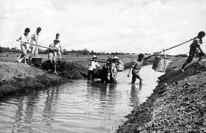 Trong ảnh: Thanh niên xung phong TP Hồ Chí Minh trên công trình thủy lợi kênh tưới Ba Gia (năm 1976). Ảnh: Tư liệu/TTXVN phát