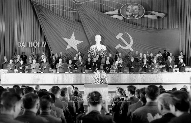 Trong ảnh: Đại hội đại biểu Đảng Cộng sản Việt Nam lần thứ IV được tổ chức từ ngày 14 - 20/12/1976 tại Hà Nội. Đồng chí Lê Duẩn được bầu làm Tổng Bí thư Ban Chấp hành Trung ương Đảng Cộng sản Việt Nam. Ảnh: TTXVN