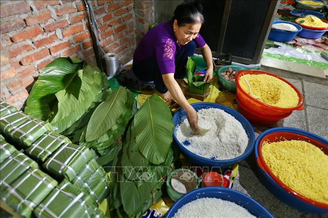 Trong ảnh: Ngoài bánh dài, còn có bánh chưng vuông được gói theo nhu cầu của khách hàng. Ảnh: Minh Quyết – TTXVN