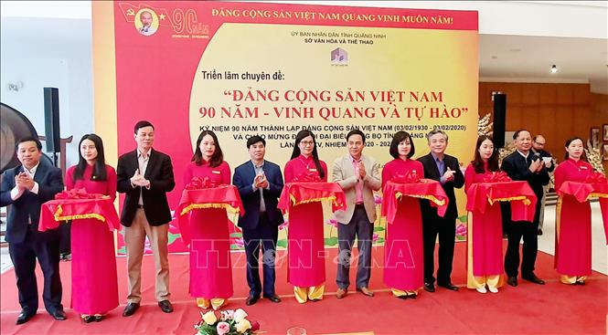 Trong ảnh: Cắt băng khai mạc triển lãm. Ảnh: Văn Đức - TTXVN